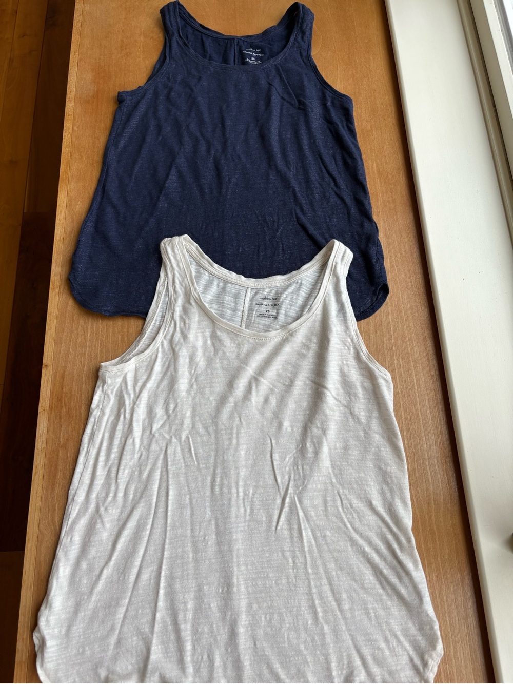 Two LIKE NEW Banana republic Malibu Tee Scoop Neck Tanks Navy White Gold - Picture 7 of 9